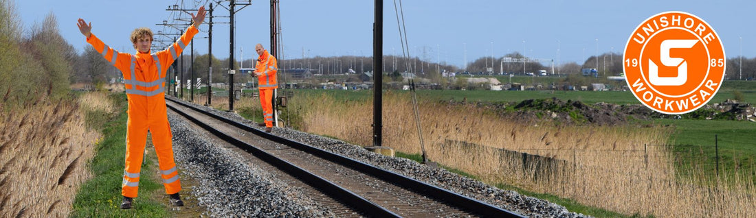 Vanaf 1 juli 2019 uitsluitend oranje Hi-Vis werkkleding langs het spoor